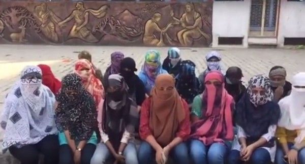 BHU महिला विद्यालय की लड़कियां, जिनको लड़की होने की वजह से सुविधाएं नहीं मिल रहीं.