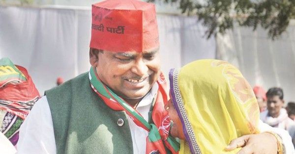 गायत्री प्रजापति ने मुलायम सिंह का चोला हमेशा पकड़े रखा.