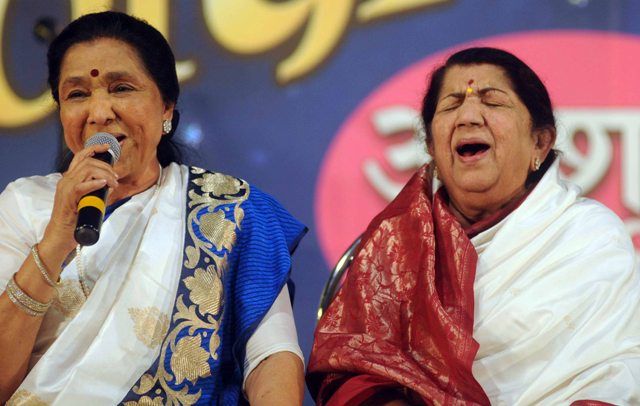Mumbai Mar. 31 :- Smt. Asha Bhosale received Hridayanath Award -2013 with hands of legendry singer Lata Mangeshkar in presence Mangeshkar family in Mumbai. In pic Mangeshkar family. ( pic by Ravindra Zende )