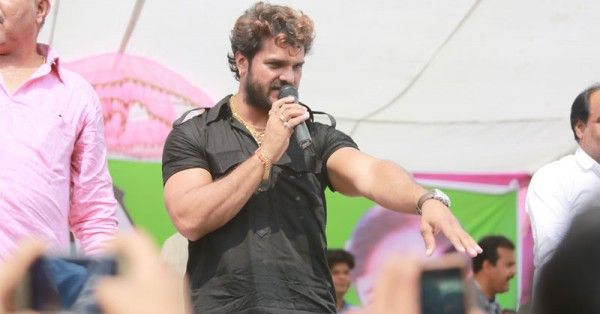 लोग दिन में मोबाइल का फ्लैश जलाकर खेसारी की फोटो खींचते हैं