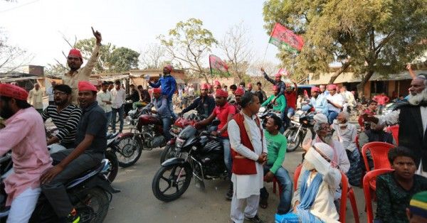 पीस पार्टी की सभा के सामने से निकली सपा की बाइक रैली