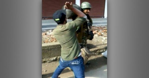 कश्मीर में CRFP जवान को पीटता एक स्थानीय युवक
