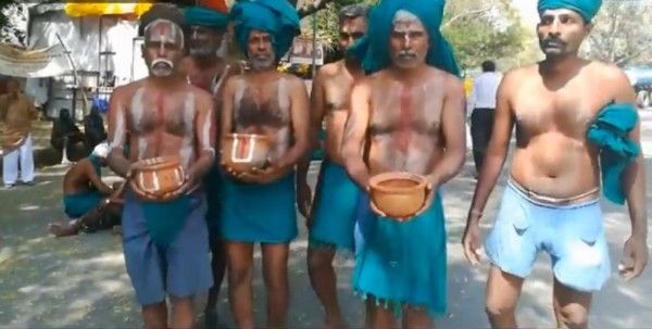 अप्रैल, 2017. तमिलनाडु के किसान अपना कर्ज माफ कराने के लिए दिल्ली में प्रदर्शन करते हुए.
