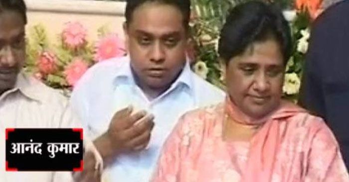 एक कार्यक्रम में बहन माया के साथ आनंद.