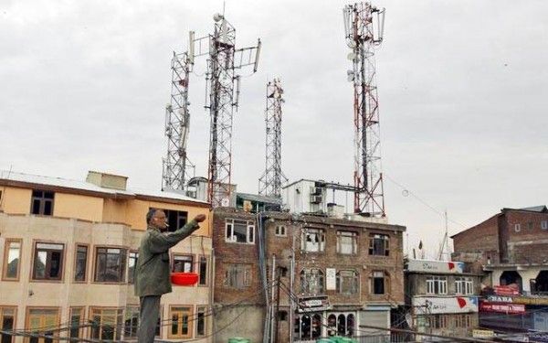 मोबाइल टावर 500 मीटर के रेडियस को पकड़ते हैं.