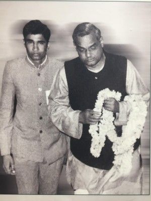 अटल बिहारी वाजपेयी के साथ घनश्याम तिवाड़ी 