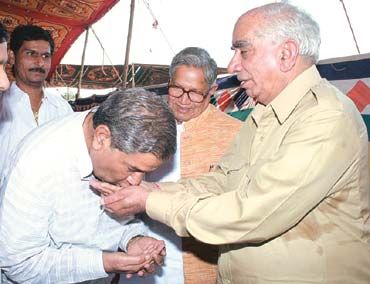 जसवंत सिंह के रियाण कार्यक्रम में घनश्याम तिवाड़ी (फोटो: आउटलुक)