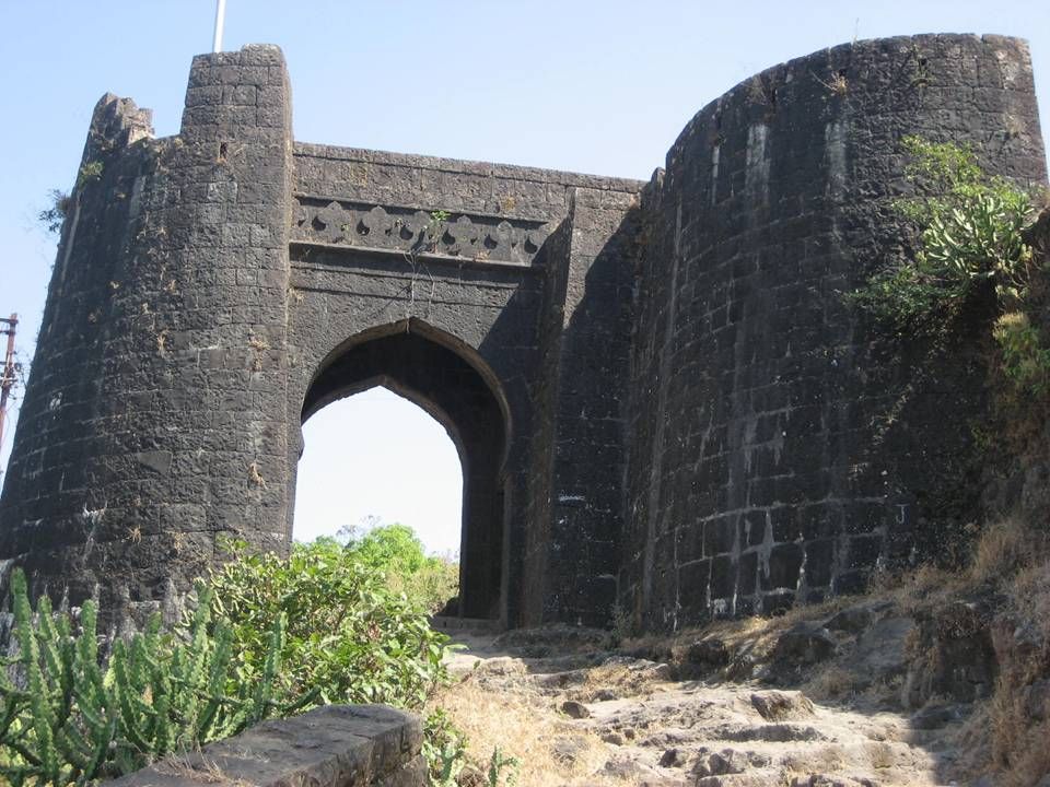 पुरंदर के किले का मुख्य द्वार.