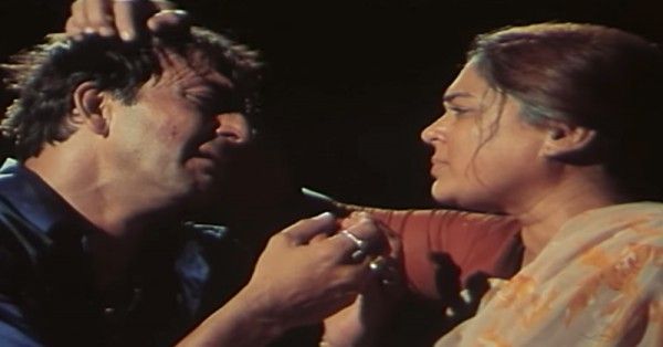 फिल्म वास्तव में संजय दत्त और रीमा लागू.