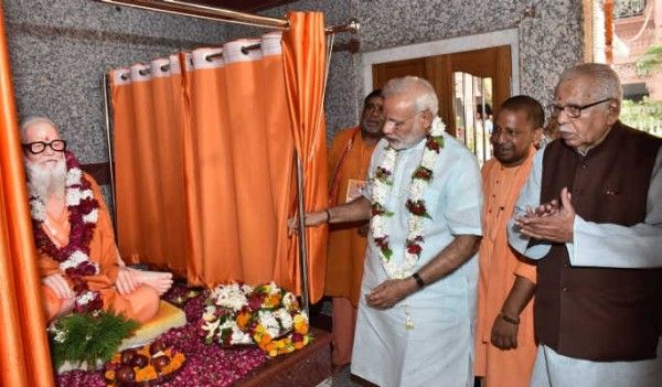 22 जुलाई 2016 को प्रधानमंत्री मोदी ने महंत अवैद्यनाथ की मूर्ति का अनावरण किया. साथ में हैं योगी आदित्यनाथ. (फोटोःनरेंद्र मोदी डॉट इन)
