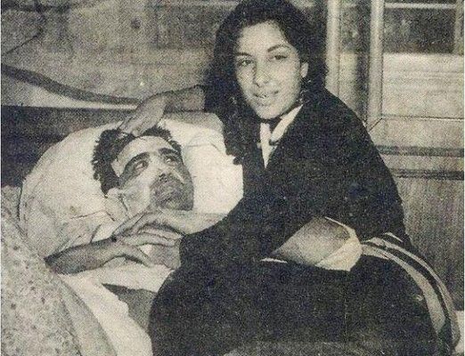 अस्पताल में सुनील दत्त की खबर लेते हुए नरगिस.