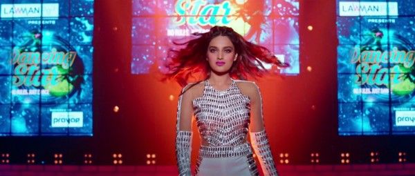 निधि एक डांस परफॉर्मेंस के दौरान.