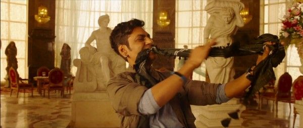 डांस चालू है.