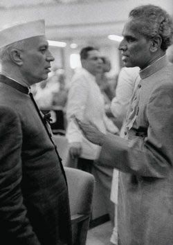 नेहरू और मेनन.