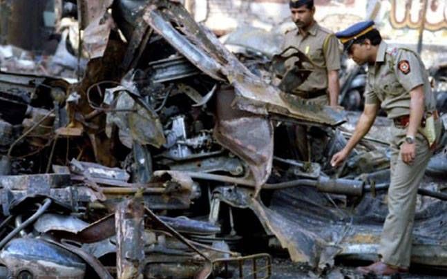 सीरियल ब्लास्ट के वक्त राकेश मारिया मुंबई के डीसीपी ट्रैफिक थे. केस को क्रैक करने में उनकी अहम रोल था. वो आगे चलकर मुंबई पुलिस के कमिश्नर बने.