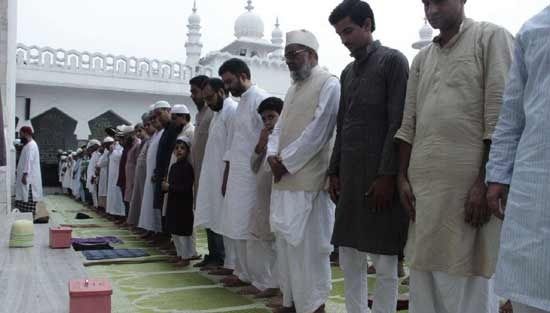 शिया मुस्लिम हाथ छोड़कर नमाज़ पढ़ते हुए. 