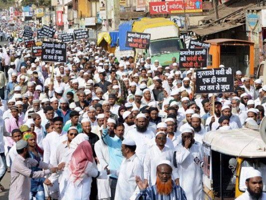 पैगंबर साहब की शान में गुस्ताखी करने वाले कमलेश तिवारी का सर कलम करने की मांग लिए सड़कों पर उतरा मुस्लिम समाज.