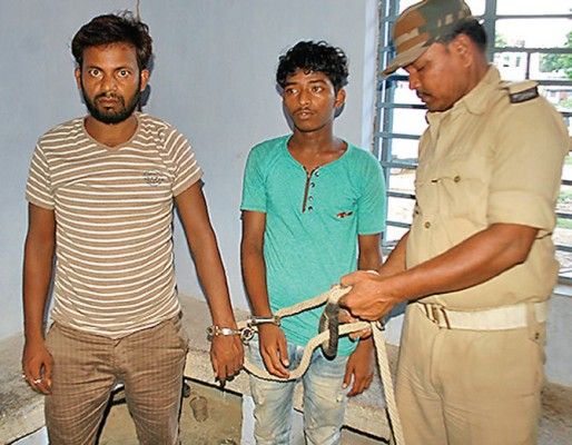 पुलिस की गिरफ्त में मुहम्मद अमर और मुहम्मद अली. फोटो क्रेडिट: भास्कर.