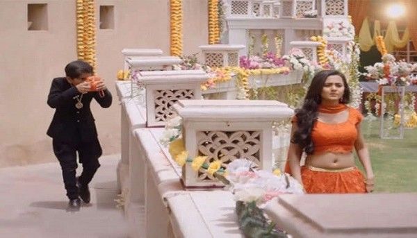 सीरियल 'पहरेदार पिया की' के एक दृश्य में खुद से बड़ी उम्र की लड़की की फोटो खींचता हुआ 9 साल का बच्चा