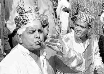 लालू की ज़िंदादिली ने लोगों को हमेशा खींचा. उनकी होली पार्टी. (फोटो पीटीआई)