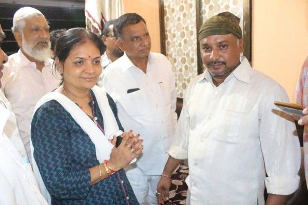 सलीम का सम्मान करते वलसाड नगर पालिका के अधिकारी.