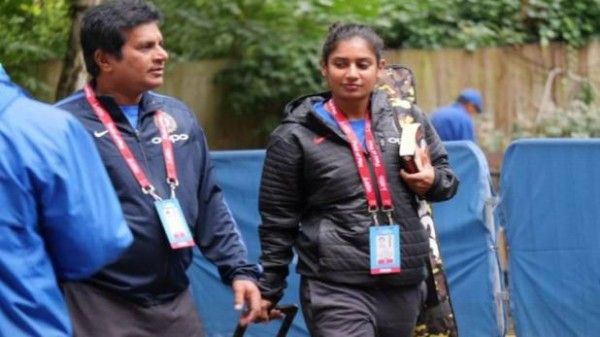 लॉर्ड्स के मैदान पर मैच से पहले किताब हाथ में लिए पहुंची मिताली.