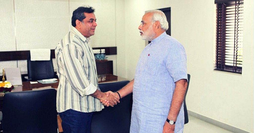 नरेंद्र मोदी से मुलाकात करते हुए परेश रावल.