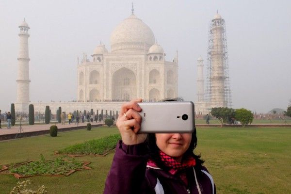 Una-taking-a-selfie-in-front-of-Taj-Mahal