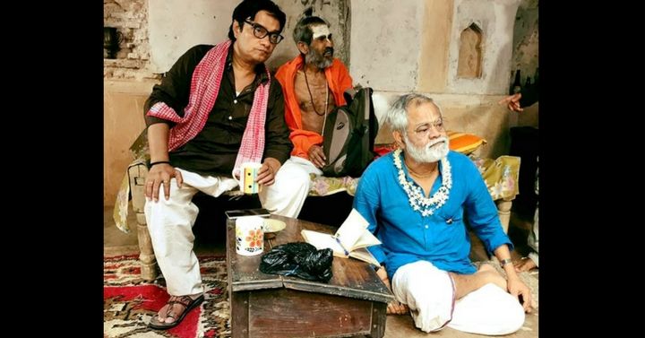 बृजेंद्र काला और संजय मिश्रा के साथ एक फिल्म के सेट पर सीताराम पांचाल. (फोटोः बृजेंद्र काला)