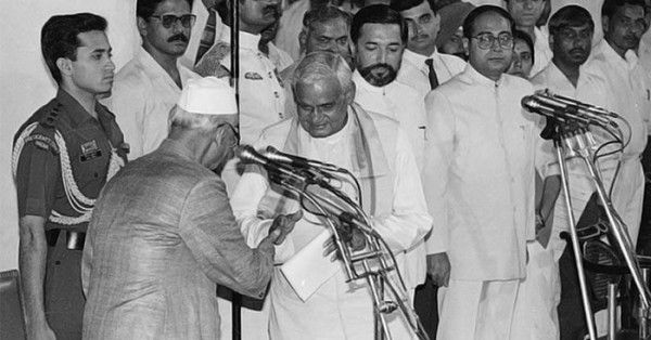 1996 में प्रधानमंत्री पद की शपथ लेते अटल बिहारी