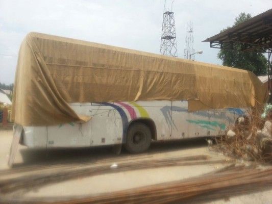 बस, जिस पर हमला हुआ