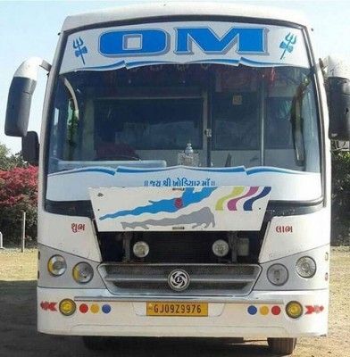 बस, जिसपर हमला हुआ.