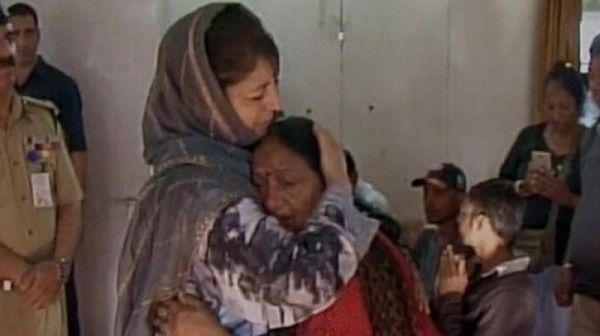 घायलों से मुलाक़ात करती जम्मू-कश्मीर की सीएम महबूबा मुफ़्ती. इमेज: डेक्कन क्रॉनिकल.