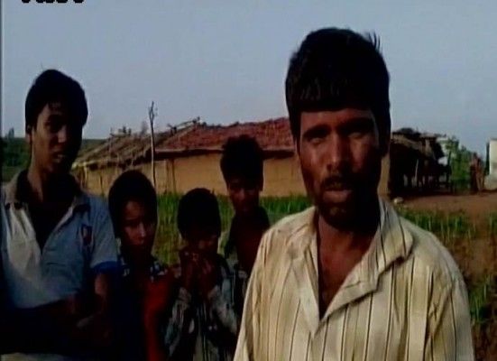 किसान का नाम सरदार बरेला है. उसके पास बैल खरीदने के पैसे नहीं थे.