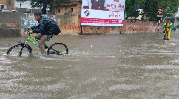 गुजरात में बाढ़ ने तबाही मचा रखा है.