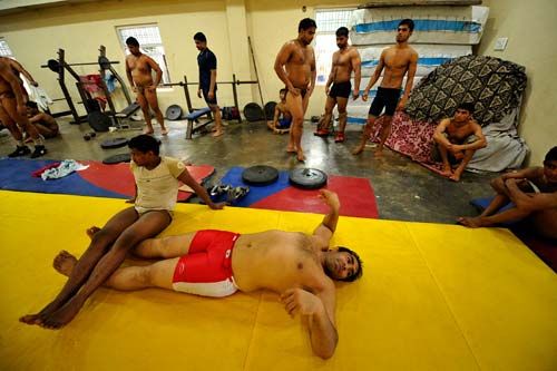 रेसलिंग मैट पर प्रैक्टिस करते पहलवान.