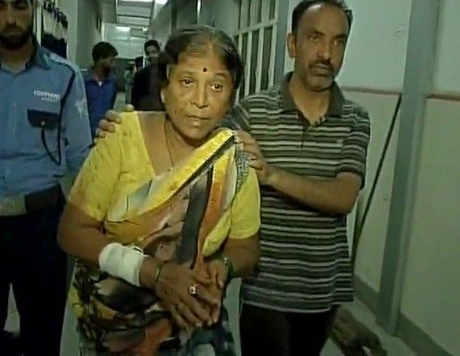 हॉस्पिटल में इलाज के दौरान घायल महिला