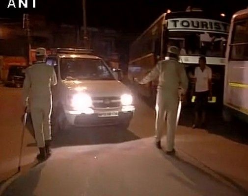 घाटी में जांच करते पुलिसकर्मी