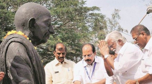 कुम्मणम् राजशेखरन (हाथ जोड़े हुए, फोटोःपीटीआई)