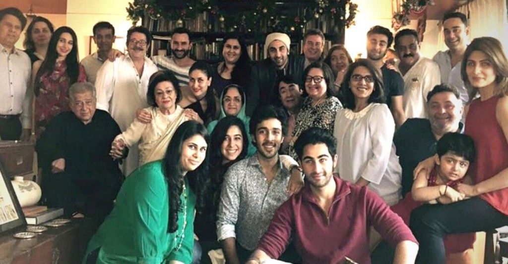 कपूर फैमिलीः बाकी मेंबर्स के साथ यहां सैफ, करिश्मा, करीना, रणबीर, आदर, अरमान और बाकी छोटे कजि़न्स नजर आ रहे हैं.
