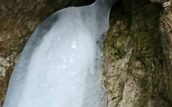 गुफा के अंदर बर्फ का शिवलिंग