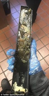 आइसक्रीम मशीन से निकली इस गंदगी की तस्वीरें निक ने ट्विटर पर शेयर की हैं. 