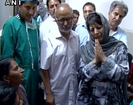 हॉस्पिटल में घायलों से मिलतीं महबूबा मुफ्ती