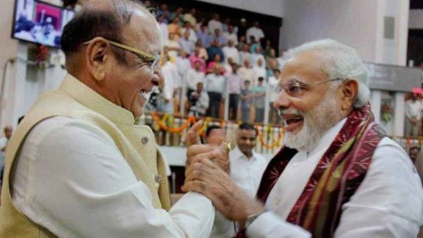 विदाई समारोह में नरेंद्र मोदी और शंकर सिंह वाघेला 