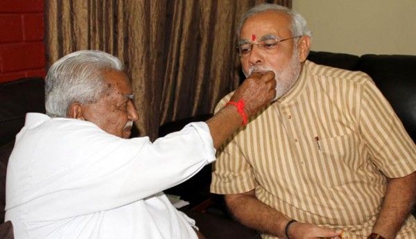 केशुभाई पटेल और नरेंद्र मोदी 