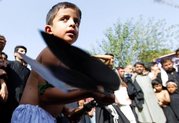 खंजर से मातम करता एक बच्चा. (Source : Reuters)
