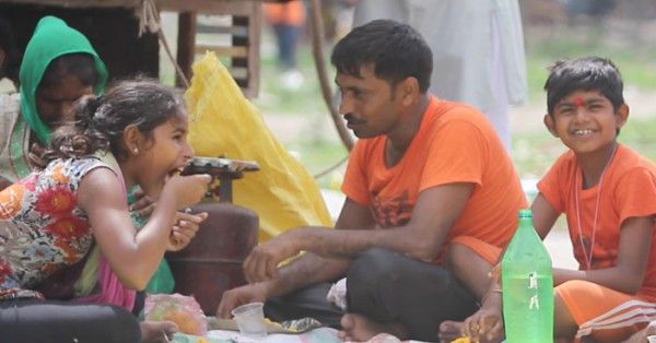 हरिद्वार में कांवड़ यात्रा पर आया एक परिवार