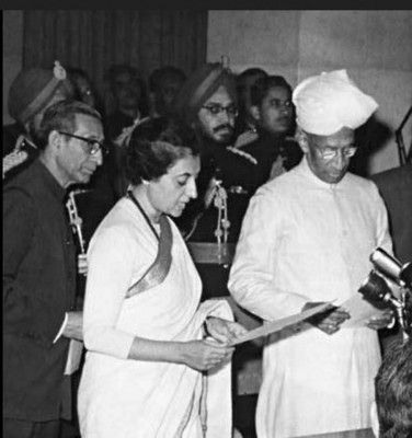 इंदिरा गांधी को प्रधानमंत्री पद की शपथ दिलवाते राधाकृष्णन 