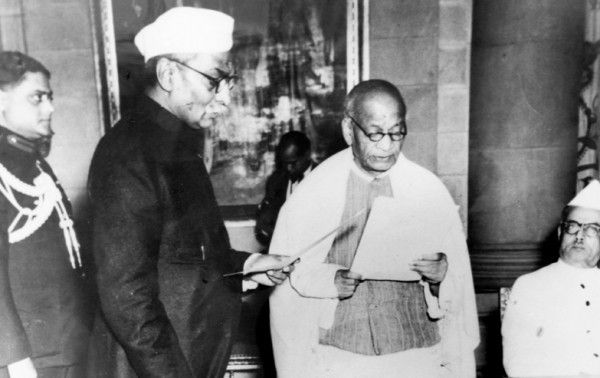 पटेल को गृहमंत्री पद की शपथ दिलवाते राजेंद्र प्रसाद 