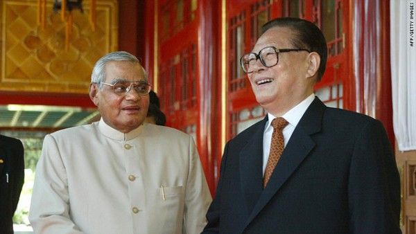 जियांग जेमिन के साथ अटल बिहारी वाजपेयी.